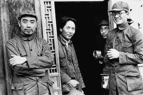 周恩来的图片:100张照片记录周恩来精彩一生(图) 1938年,毛泽东、周恩来、任弼时在延安。