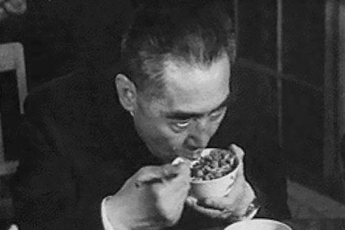 周恩来的图片:100张照片记录周恩来精彩一生(图) 1973年4月,周恩来在山西大寨村视察。