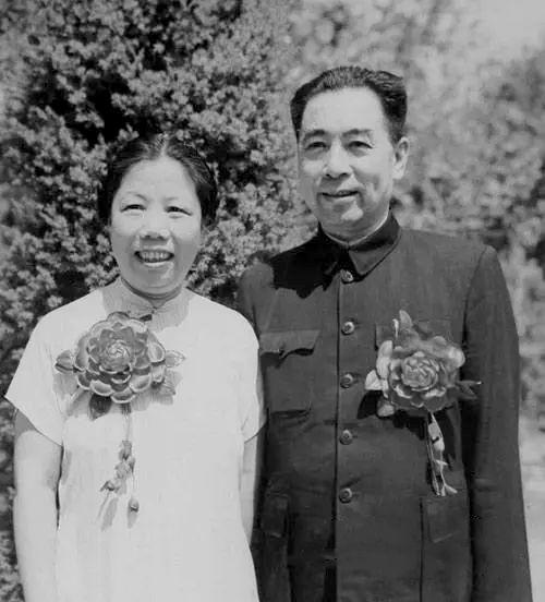 周恩来的图片:100张照片记录周恩来精彩一生(图) 1955年8月22日,邓颖超和周恩来游八达岭。