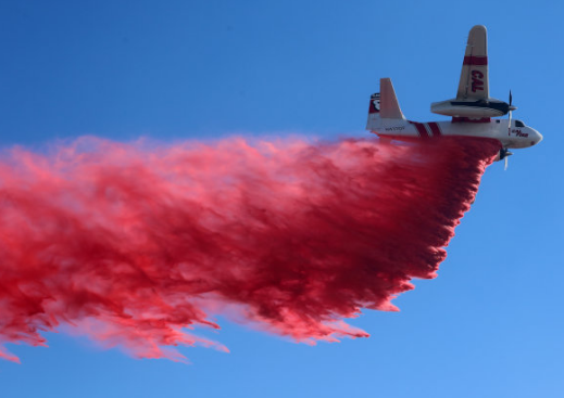 消防飞机喷洒化学灭火剂