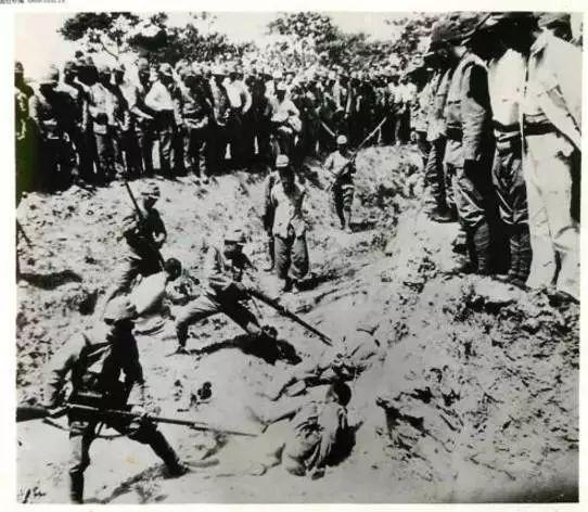 日本兵用刺刀捅的方式残忍杀害中国战俘