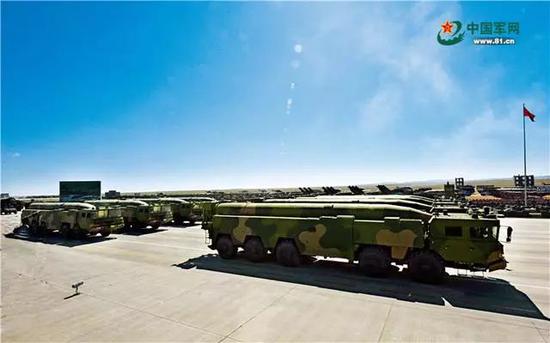 常规导弹第二方队受阅的东风-16改常规导弹,命中精度高,毁伤能力大