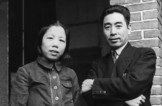 周恩来的图片:100张照片记录周恩来精彩一生(图) 1944年,周恩来和邓颖超在延安。