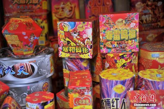资料图:各式烟花爆竹。中新网记者 金硕 摄