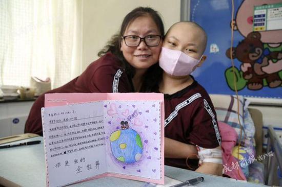 骨髓移植复发:11岁女孩白血病二次复发写下遗书:妈妈 好好活着 ▲小霖花和妈妈胡玉梅