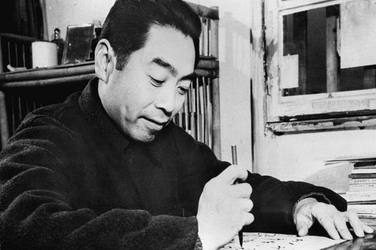 周恩来的图片:100张照片记录周恩来精彩一生(图) 1945年8月,毛泽东与周恩来赴重庆谈判,右为美国驻华大使赫尔利。