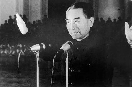 周恩来的图片:100张照片记录周恩来精彩一生(图) 1965年7月,周恩来视察新疆。