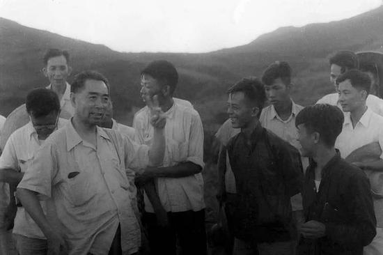 周恩来的图片:100张照片记录周恩来精彩一生(图) 1958年9月,周恩来在唐山开滦唐家庄矿井与矿工在一起。