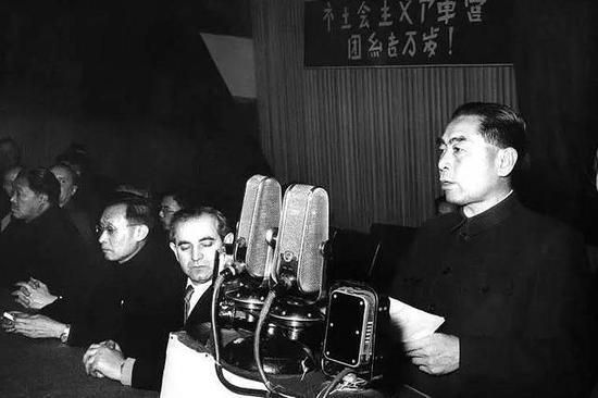 周恩来的图片:100张照片记录周恩来精彩一生(图) 1959年9月,周恩来陪同来访的阿富汗副首相兼外交大臣纳伊姆参观。