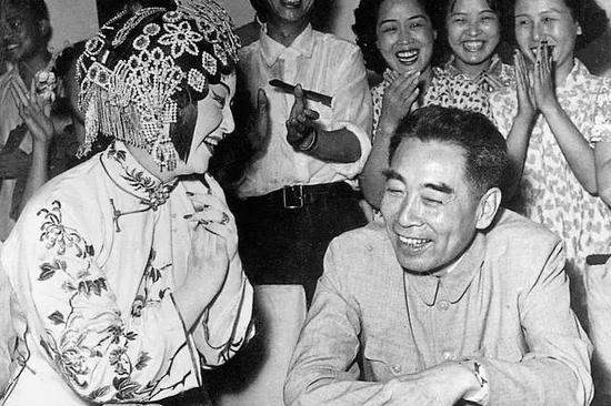 周恩来的图片:100张照片记录周恩来精彩一生(图) 1958年,周恩来视察怀柔水库建设工地。
