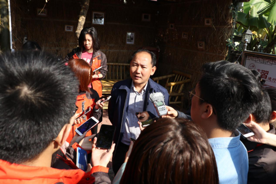 时任广东省惠州市博罗县观背村第一书记的陈湘接受采访团采访