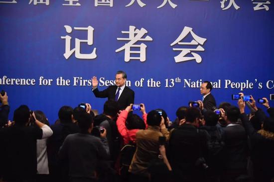 王毅在记者会开始前向记者打招呼