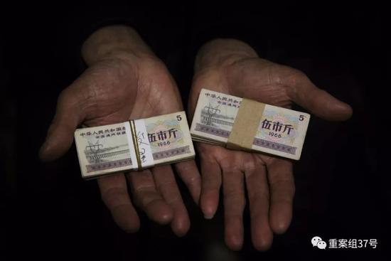 ▲2月24日，廖永林（化名）向记者展示自己购买的部分粮票。    新京报记者 大路 摄