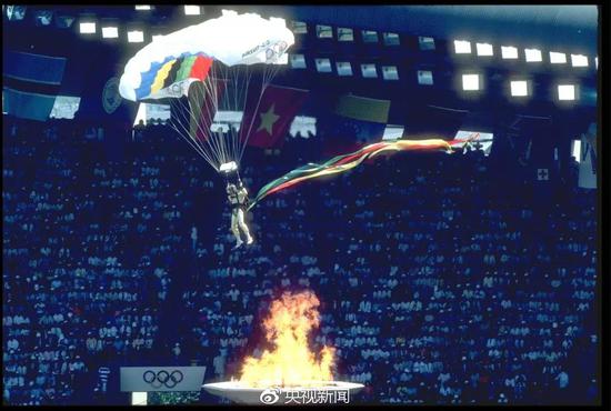 1988年9月17日,汉城奥运会开幕式,降伞表演。
