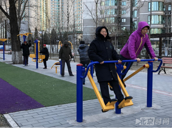 图:居民在绿洲家园社区文化休闲广场锻炼