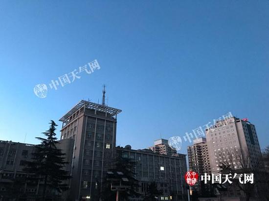 今晨,北京风力减小,依旧干冷。
