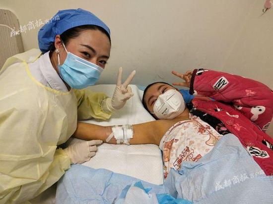 骨髓移植复发:11岁女孩白血病二次复发写下遗书:妈妈 好好活着 ▲医护人员为小霖花植PICC管(PICC被广泛应用于临床,可长期输入高渗性及刺激性药物,尤其适用于肿瘤化疗患者)