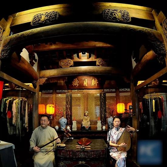 ▲在一家中国传统餐馆内,艺术家正在表演评弹。