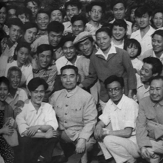 周恩来的图片:100张照片记录周恩来精彩一生(图) 1963年5月,周恩来视察东海舰队。