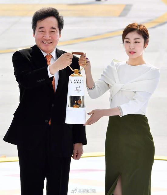 奥运大使金妍儿手持火种