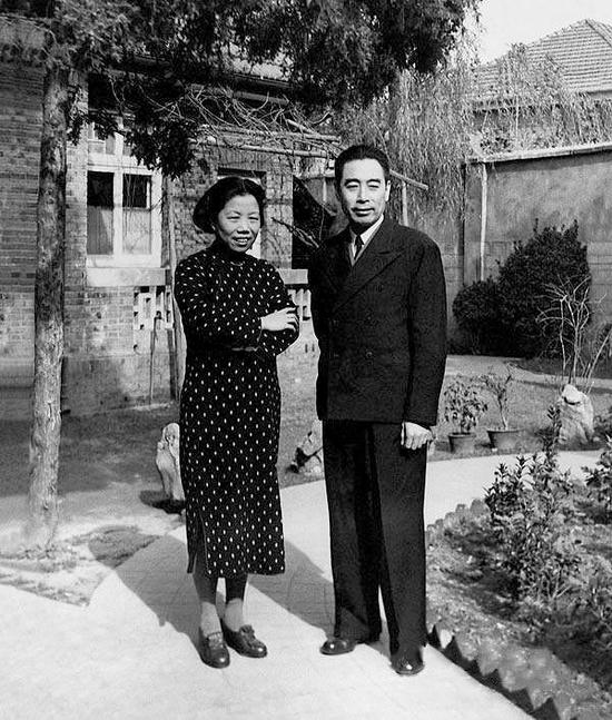 周恩来的图片:100张照片记录周恩来精彩一生(图) 1948年5月,两人在三大战役总指挥部西柏坡。