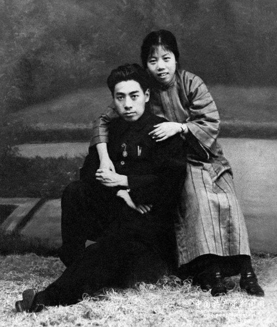 周恩来的图片:100张照片记录周恩来精彩一生(图) 1935年10月,经过艰难卓绝的跋涉走完长征,他们在瓦窑堡留下憔悴的合影。