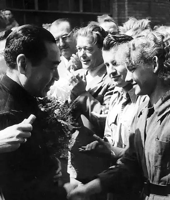 周恩来的图片:100张照片记录周恩来精彩一生(图) 1957年1月,周恩来拜会苏联最高苏维埃大大团大大伏罗希洛夫。