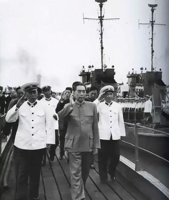周恩来的图片:100张照片记录周恩来精彩一生(图) 1964年3月,周恩来在昆明植树。