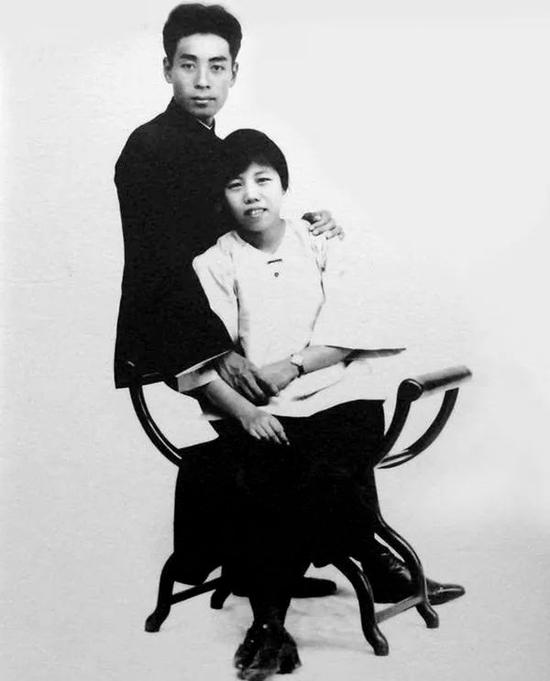 周恩来的图片:100张照片记录周恩来精彩一生(图) 1926年8月8日广东汕头,两人结婚1周年纪念。