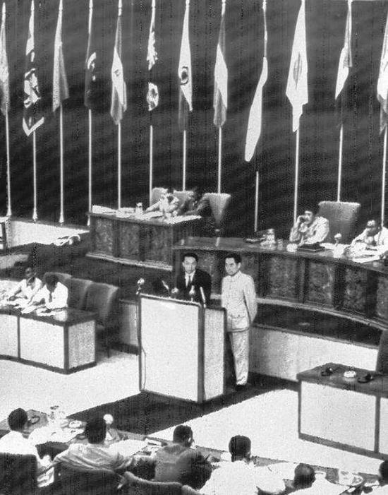 周恩来的图片:100张照片记录周恩来精彩一生(图) 1954年7月,周恩来访问德意志民主共和国。