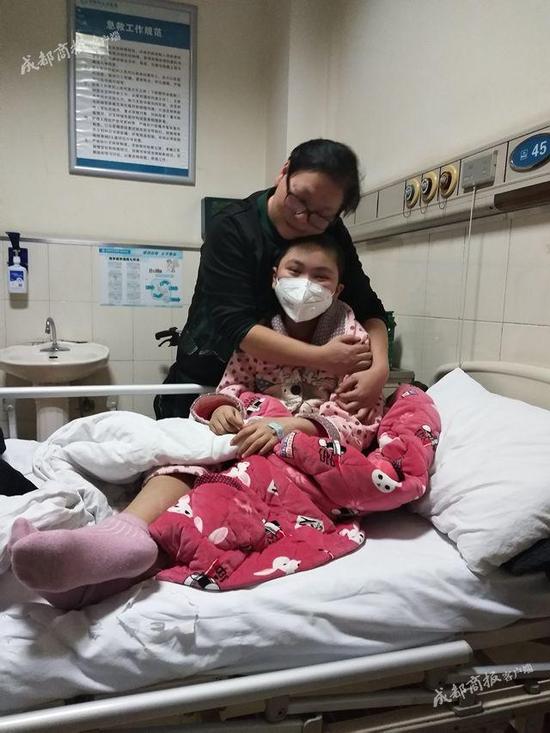 骨髓移植复发:11岁女孩白血病二次复发写下遗书:妈妈 好好活着 ▲患白血病的11岁女孩小霖花和妈妈