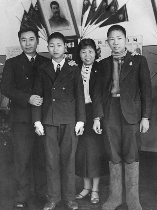 周恩来的图片:100张照片记录周恩来精彩一生(图) 1940年,周恩来与邓颖超。