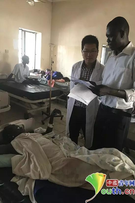 中国医生和南苏丹医生在共同诊治患者.资料图