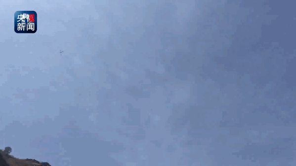 △央视《新闻调查》记者7日上午约11点30分拍摄于木里县立尔村，灭火直升机现场作业。