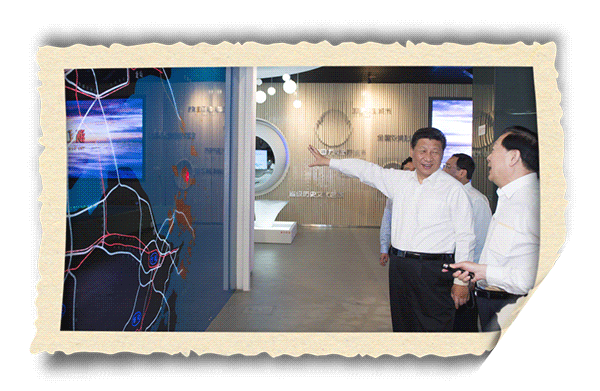 2015年5月25日，习近平在舟山城市展示馆了解舟山群岛新区规划。