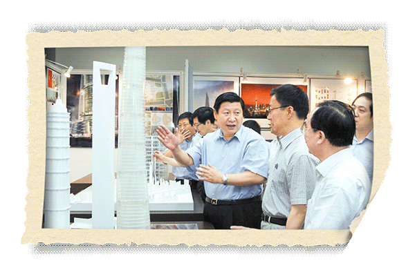 2007年8月18日，习近平在浦东陆家嘴听取上海中心设计方案的汇报。（资料照片）