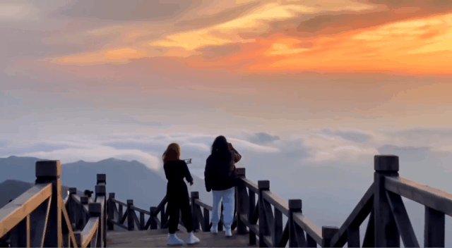 △涌入武功山“打卡”的人越来越多