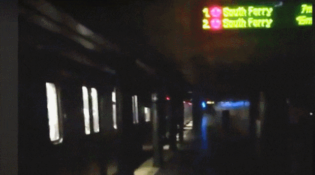  一片黑暗的地铁站（图片来源：Twitter）