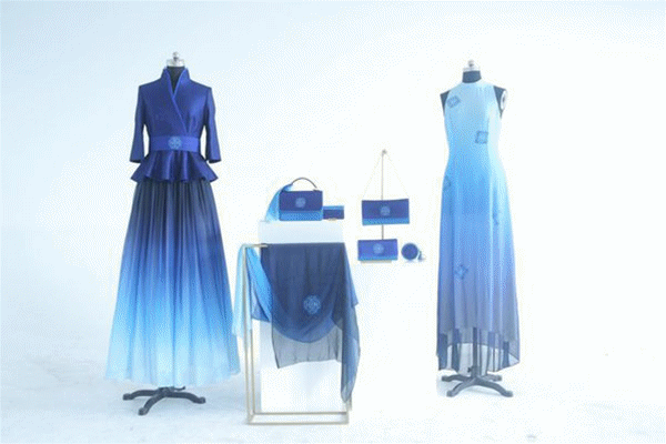 “花开敦煌”系列艺术品包括礼服、丝巾和包包套组