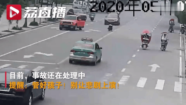 熊孩子3分钟横穿马路13次 悲剧发生了