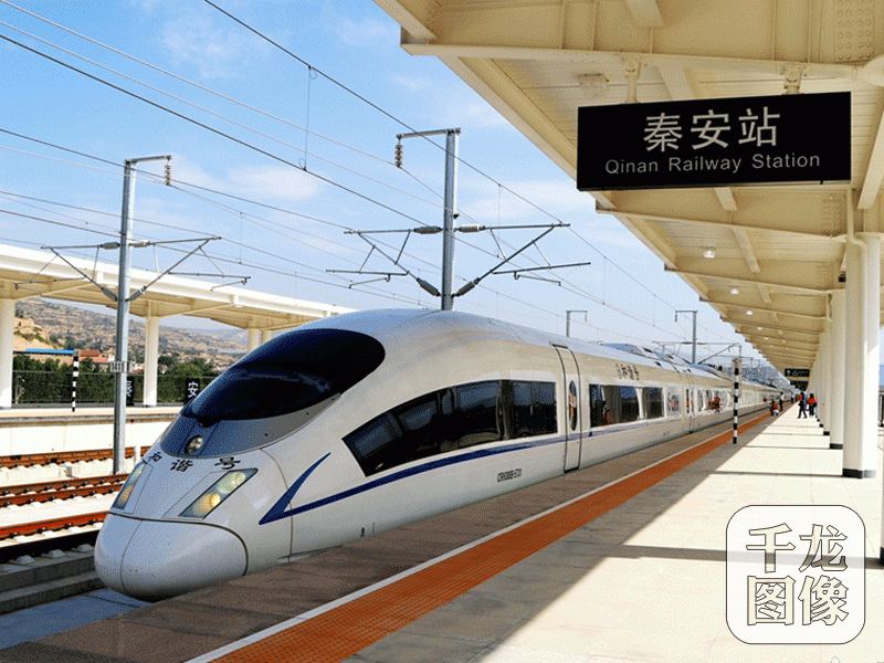 　　7月9日上午，我国首条贯通“丝绸之路”经济带的高铁线，正式通车运行。图为首趟D8961次动车从天水南站发车到达国家级贫困县、“女蜗故里”秦安县，驶入秦安站站台。 秦安县委宣传部供图