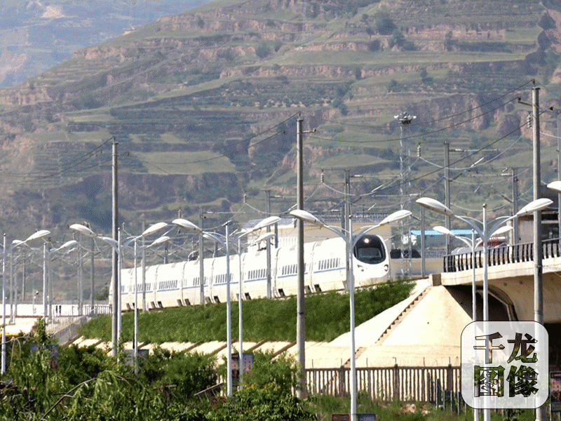 　　7月9日上午，我国首条贯通“丝绸之路”经济带的高铁线，正式通车运行。图为首趟D8961次动车从天水南站发车到达国家级贫困县、“女蜗故里”秦安县。 秦安县委宣传部供图