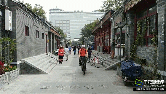 　　9月14日，行人穿行在整治一新的北京市西城区广内街道达智桥胡同（图片来源：tuku.qianlong.com）。千龙网记者 万小军摄