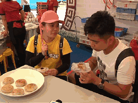 除了螺蛳粉月饼，美食节的工作人员还制作了上千米的螺蛳粉，总长度达1580米！创造了一项美食吉尼斯纪录。