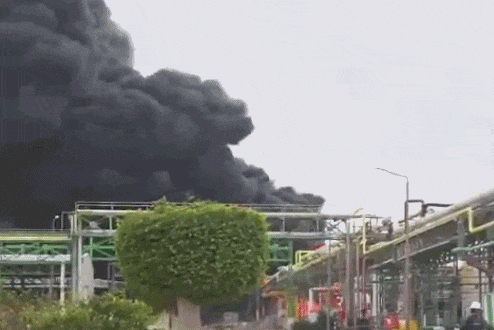  △以色列南部贝尔谢巴附近的内奥特霍瓦夫工业区遭袭起火