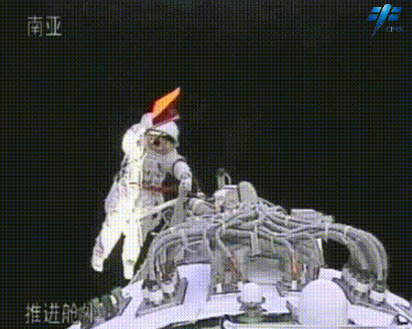 神舟七号航天员翟志刚出舱