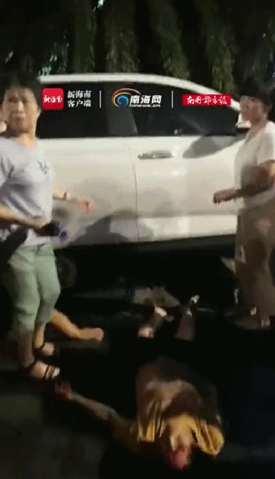 轿车|海南一轿车撞伤多人 一女子被卡车底路人齐力抬车