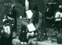 农奴们领到了属于自己的土地证。动图截取自纪录片《西藏农奴的故事》来源：央视网