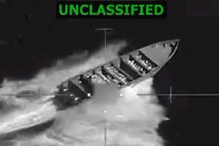 　△美军发布的11月15日在东太平洋打击“运毒船”画面