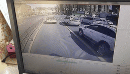 前方右侧左转道上，一辆正在等灯的私家车引起了他的注意。